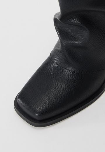 Высокие сапоги