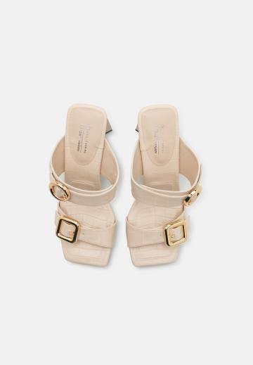 Босоножки на каблуке