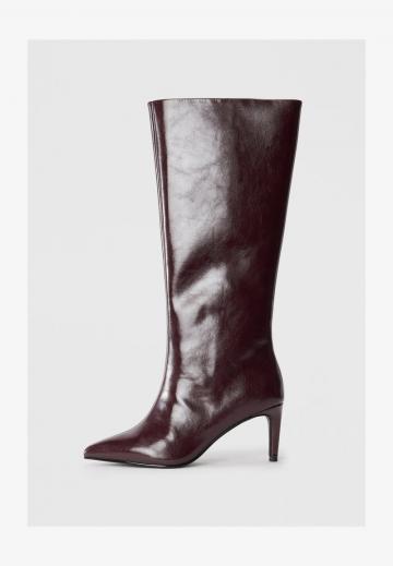 Высокие сапоги