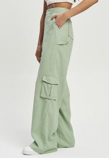 Брюки с накладными карманами