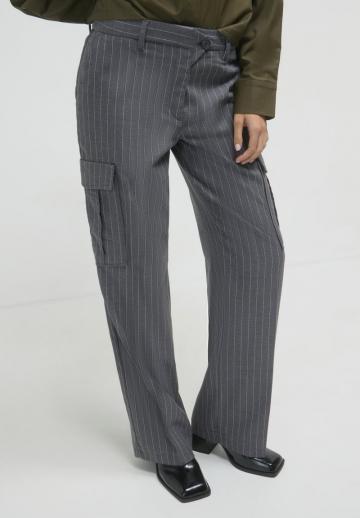 Брюки с накладными карманами