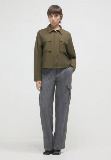 Брюки с накладными карманами