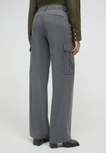 Брюки с накладными карманами