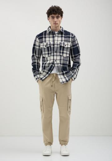 Брюки с накладными карманами