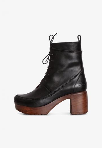 Ботинки на шнуровке