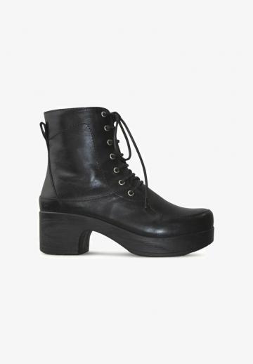 Ботинки на шнуровке
