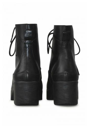 Ботинки на шнуровке