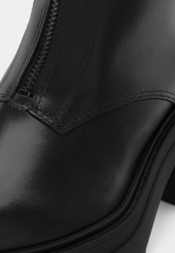 Высокие сапоги