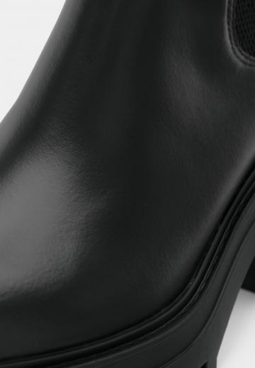 Полусапожки на высоком каблуке