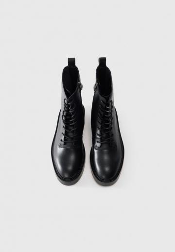 Ботинки на шнуровке