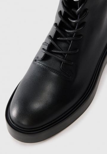 Ботинки на шнуровке