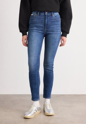 Узкие джинсы
