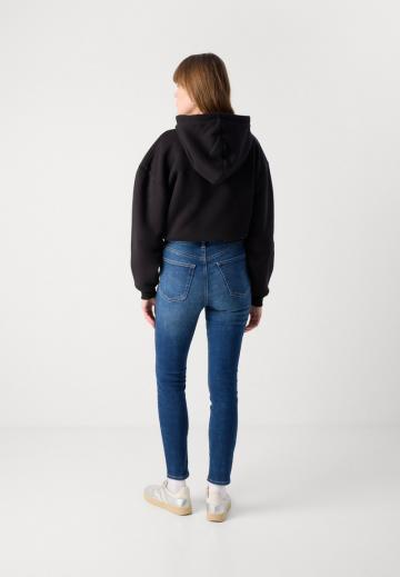 Узкие джинсы