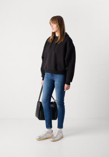 Узкие джинсы