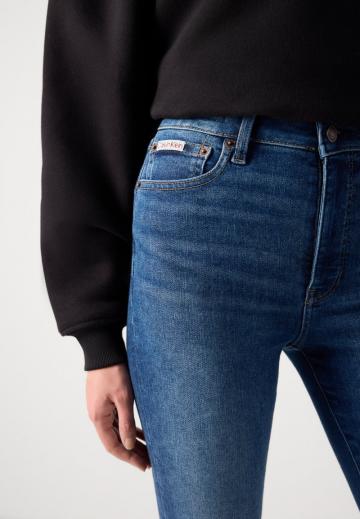 Узкие джинсы