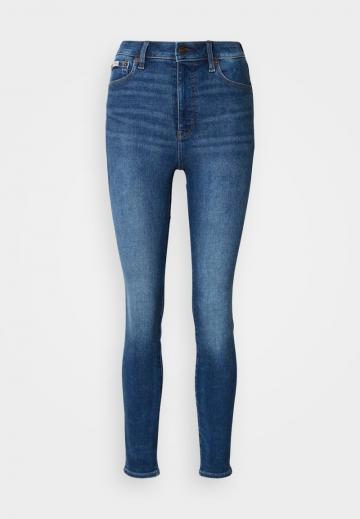 Узкие джинсы