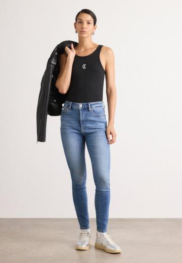 Узкие джинсы