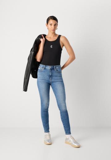 Узкие джинсы