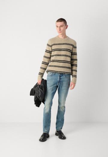 Узкие джинсы