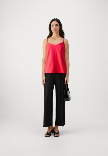 Топ на бретельках