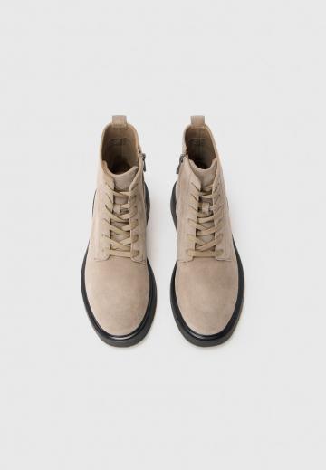 Ботинки на шнуровке