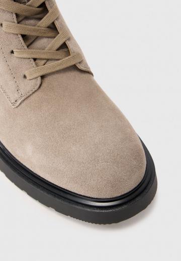 Ботинки на шнуровке