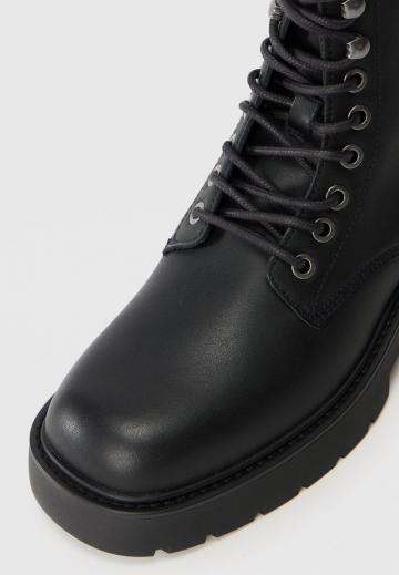 Ботинки на шнуровке