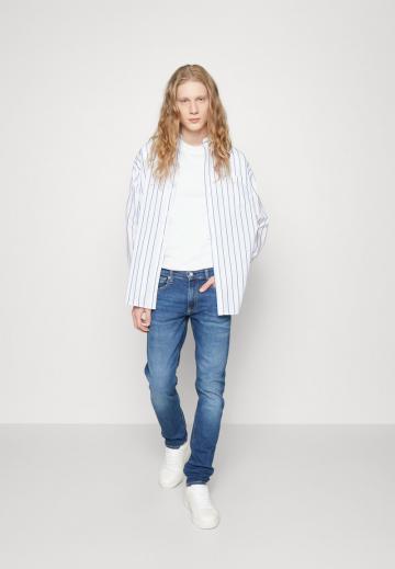 Узкие джинсы