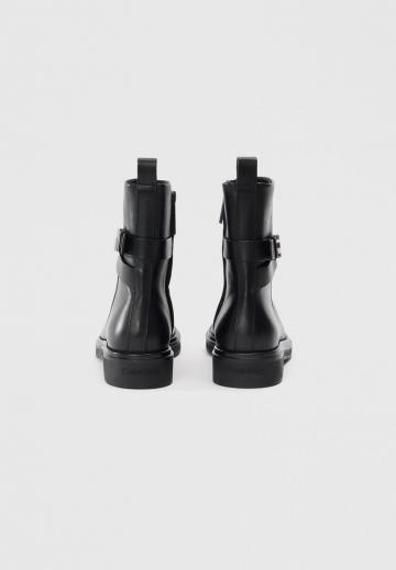 Сапожки на танкетке