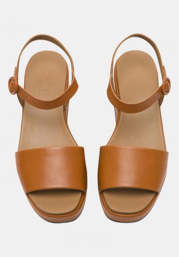 Босоножки на танкетке