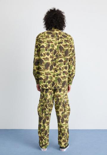 Брюки с накладными карманами