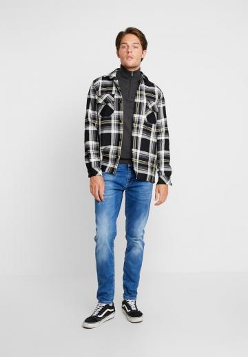 Узкие джинсы