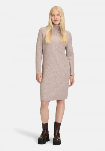 Вязаное платье