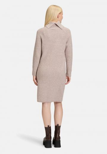 Вязаное платье