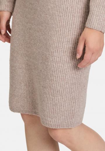 Вязаное платье