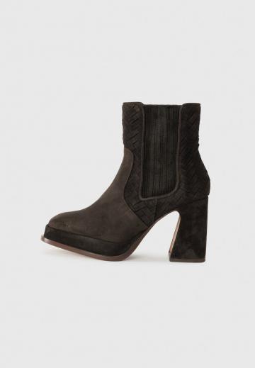 Высокие сапоги