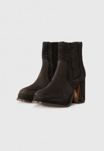 Высокие сапоги