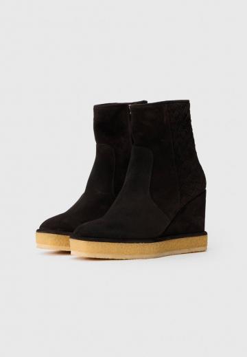 Сапожки на танкетке