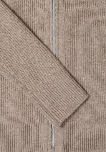 Вязаная кофта