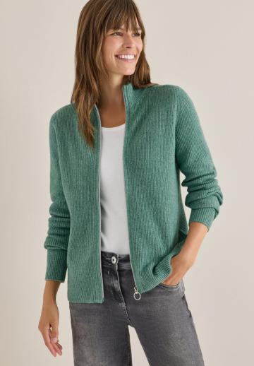 Вязаный жилет