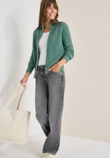 Вязаный жилет