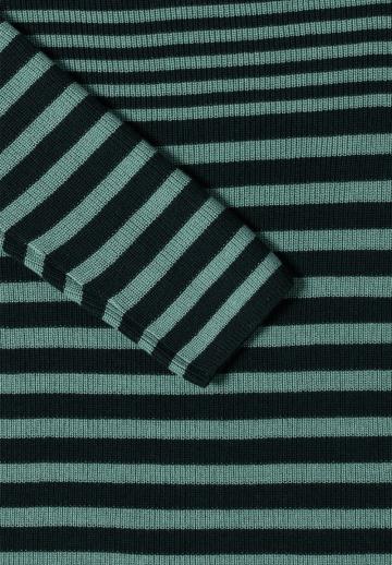 Пуловер в полоску