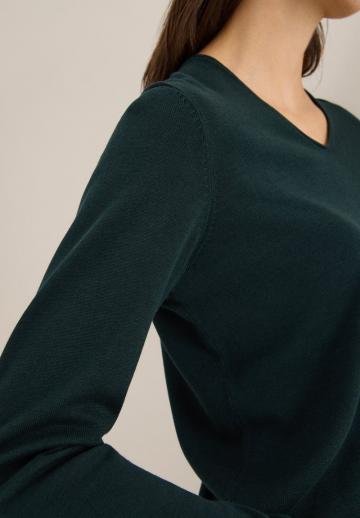 Пуловер с вырезом V