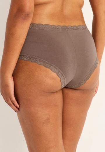 Трусы на бедрах