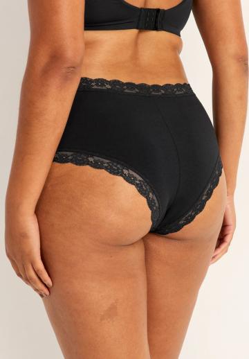 Трусы на бедрах