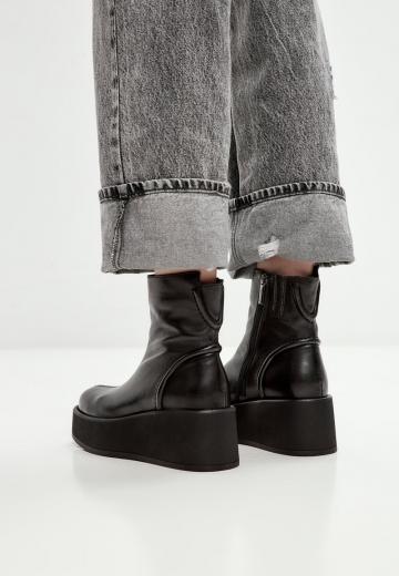 Сапожки на танкетке