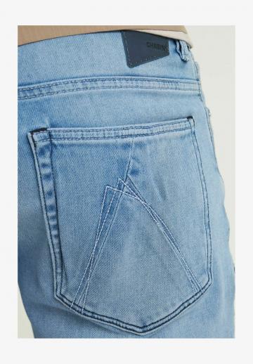 Прямые джинсы