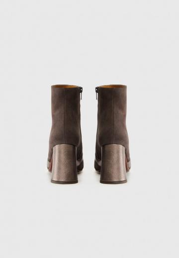 Высокие сапоги