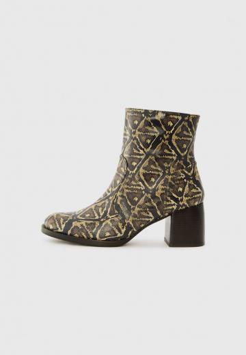 Сапожки на танкетке