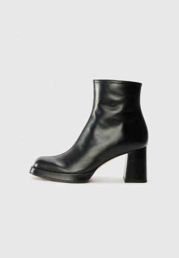 Высокие сапоги